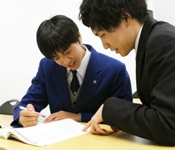 勉強に励む生徒と講師